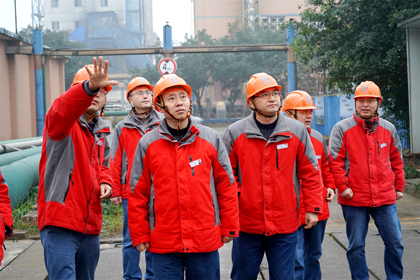 廖廷君深入現(xiàn)場(chǎng)檢查指導(dǎo)工作 (1)001.jpg