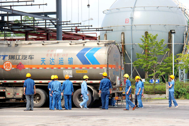 中國(guó)化學(xué)品安全協(xié)會(huì)專(zhuān)家組來(lái)公司開(kāi)展安全診斷檢查