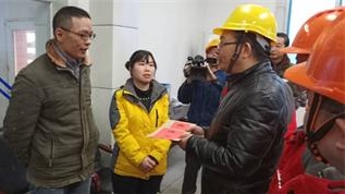 集團(tuán)公司黨委書記董事長譚光軍一行慰問瀘天化困難員工