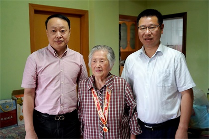 瀘天化江顯茀等離休老干部榮獲“慶祝中華人民共和國成立70周年”紀(jì)念章