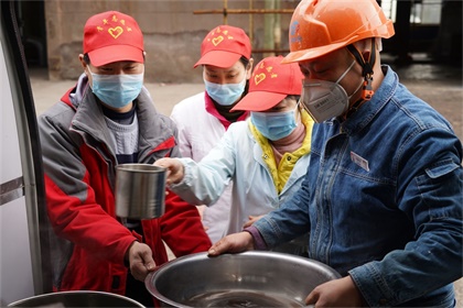 瀘天化股份公司青年志愿者為一線(xiàn)員工送湯藥