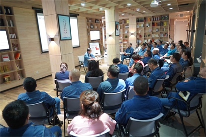 瀘天化股份公司黨委書(shū)記廖廷君帶頭開(kāi)展讀書(shū)分享活動(dòng)