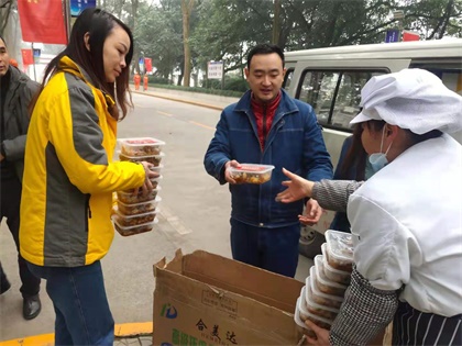 瀘天化股份公司工會(huì)慰問新系統(tǒng)裝置大修現(xiàn)場(chǎng)作業(yè)員工