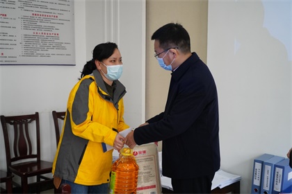 瀘天化集團(tuán)公司黨委書記、董事長(zhǎng)譚光軍一行節(jié)前慰問(wèn)公司員工