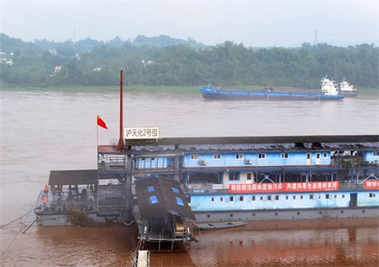 長(zhǎng)江今年首次洪峰安全過境瀘天化港口