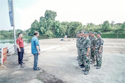 瀘天化股份公司領(lǐng)導(dǎo)看望慰問(wèn)民兵水上應(yīng)急救援培訓(xùn)分隊(duì)