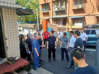納溪區(qū)委副書記、區(qū)長袁維榮一行檢查下李子林小區(qū)“創(chuàng)文”工作