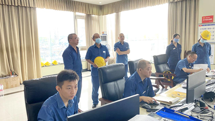 瀘天化股份公司黨委書記、董事長廖廷君到生產(chǎn)調(diào)度指揮中心了解裝置開車情況