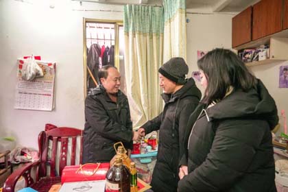 瀘天化股份公司開(kāi)展節(jié)前送溫暖活動(dòng)