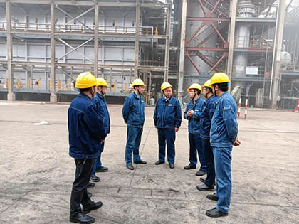 瀘天化股份公司黨委書記、董事長廖廷君深入綠源醇業(yè)檢修現(xiàn)場關(guān)心一線員工