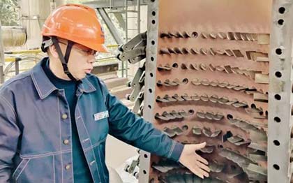 瀘天化股份公司總經(jīng)理傅利才率隊到硝酸車間大修現(xiàn)場檢查指導(dǎo)工作