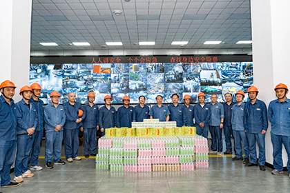 瀘天化股份公司黨委書(shū)記、董事長(zhǎng)廖廷君率隊(duì)到生產(chǎn)一線開(kāi)展“送清涼”慰問(wèn)活動(dòng)