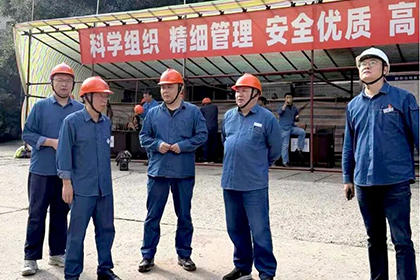 瀘天化股份公司總經(jīng)理傅利才率隊(duì)到合成一裝置大修現(xiàn)場(chǎng)檢查指導(dǎo)工作